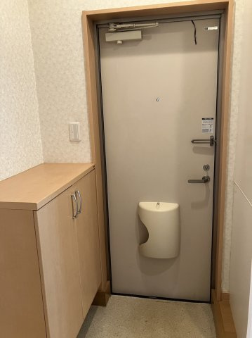 ヒルズアゼリアウエストＶの玄関