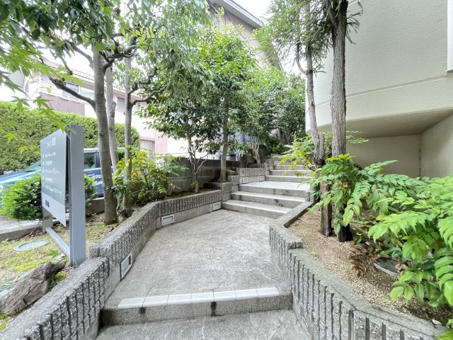 箕面市白島１丁目の賃貸マンションのエントランス