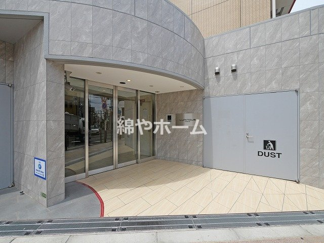 LUMINOUS放出のエントランス|建物の内部です