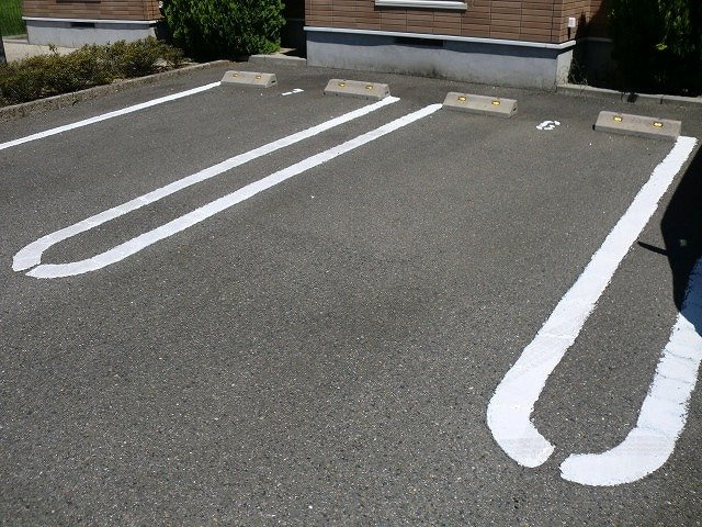エルカーサＡの駐車場