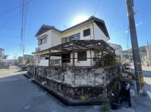 「角地・上物あり」高知市北竹島町　売地の外観|日当たり風通しともに良好な角地に位置し、開放感があります♪
