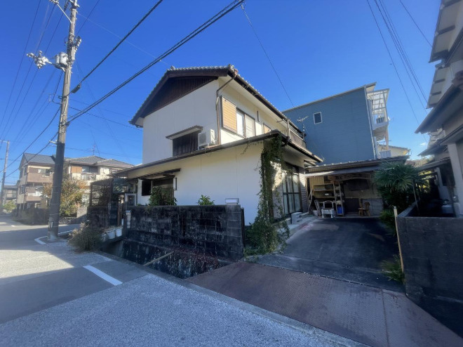 「角地・上物あり」高知市北竹島町　売地の外観|日当たり風通しともに良好な角地に位置し、開放感があります♪