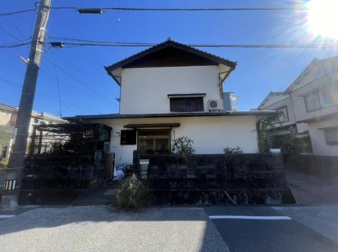 「角地・上物あり」高知市北竹島町　売地の外観|日当たり風通しともに良好な角地に位置し、開放感があります♪