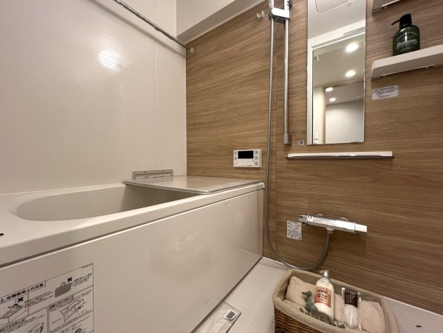 築年数？いやいや、だとしたら商品化されない！駅が近いのはもちろん、小・中学校も近ーーい♪ごはん屋さんも飲み屋さんも、もちろんスーパーも揃った利便性バツグンなリノベーションマンション【根岸駅前ビル】の浴室|きれいなお風呂です