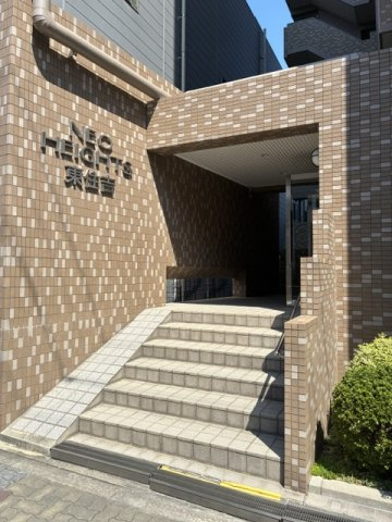 ネオハイツ東住吉のエントランス|アプローチには上質感が漂います