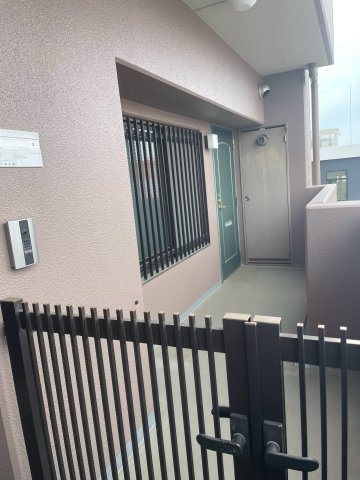 ネオハイツ東住吉の玄関|角住戸だけの専用ポーチ