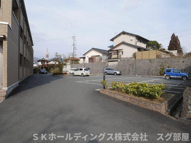 フェアリーシャンテの駐車場