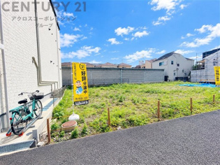 開放感のある土地で、陽当たりも良好な現地。前面道路との高低差もなく、建築プランの幅が広がります。周辺は落ち着いた住宅街となっております。