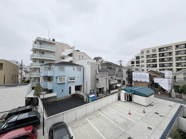 【エントランス】 | 秀和恵比寿レジデンス | お客様を、そして住人を出迎えてくれるマンションのエントランス。ゴミが落ちていないことからも、管理状態の良さや住民の節度の高さが見て取れます。～即日のご見学可能～　お問合せはお気軽にどうぞ。
