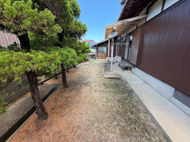遠賀郡岡垣町 6LDK＋納屋の庭|お庭の付いた物件です