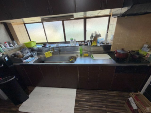 遠賀郡岡垣町 6LDK＋納屋のキッチン|コンパクトなキッチンで掃除もラクラク