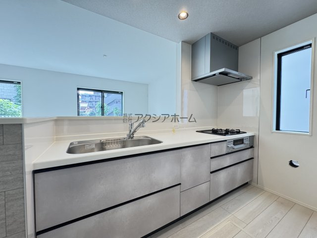 所沢市下安松・全7棟　新築一戸建　5号棟　～LDK19帖～のキッチン|リビングが見渡せる対面式キッチン