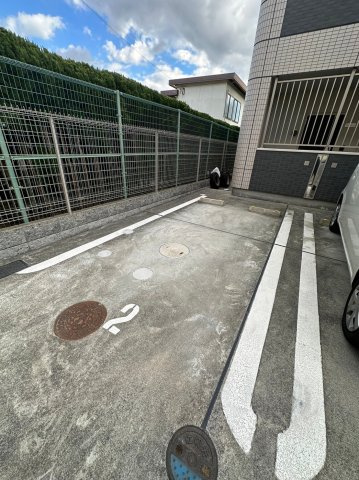 アーバンヒルズトロワオストの駐車場