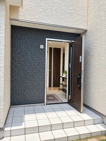 清瀬市元町2丁目 築浅7年売戸建の玄関|■実際の室内写真をもとに、CG加工により私物等を消去しております。