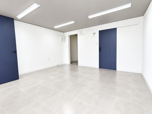 ハイツイマタ　1階店舗南側の内装