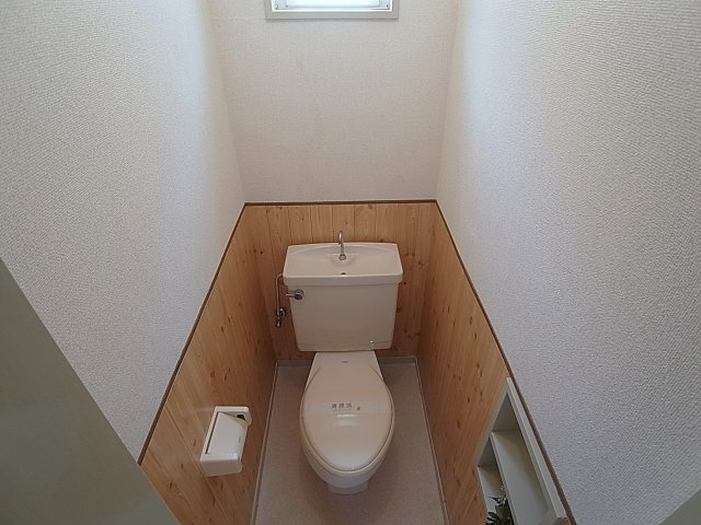 三木ハウスのトイレ|トイレにも収納棚など家主様の優しさ設計