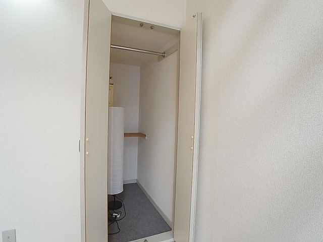 三木ハウスの収納|クローゼット収納、奥行タップリです