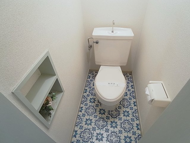 三木ハウスのトイレ|トイレにも収納棚など家主様の優しさ設計