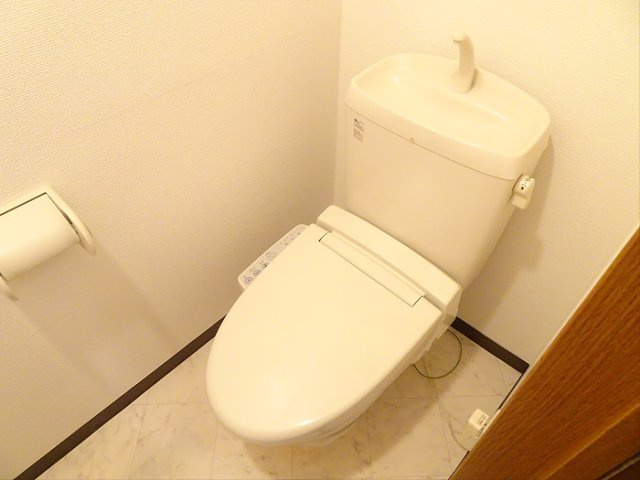 レジデンスミヤビのトイレ|落ち着いた色調のトイレです