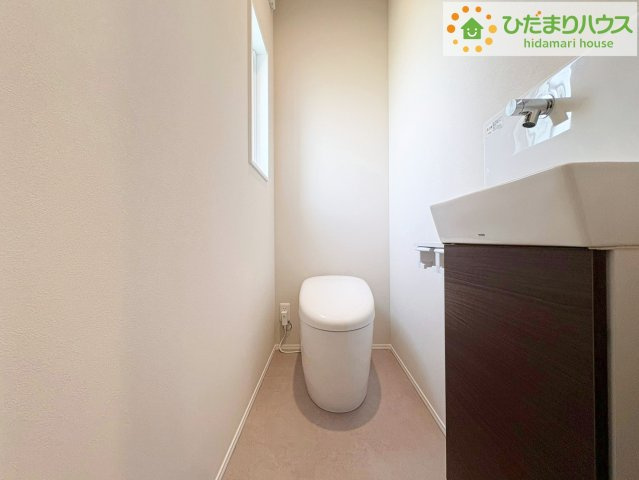 タマタウン東大沼　新築戸建　１号棟のトイレ|白を基調としたトイレは、インテリア次第でどんな空間になるかワクワクしますね♪