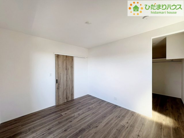 タマタウン東大沼　新築戸建　１号棟の寝室|バルコニーに面していて、たっぷり光りの入る明るい主寝室です！