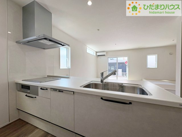 タマタウン東大沼　新築戸建　１号棟のキッチン|IHの3口コンロと収納豊富なキッチンで、ママの毎日のお料理もはかどります☆