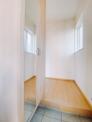 【中古戸建】前橋市荒牧町の玄関|■玄関｜収納豊富な玄関♪全身ミラー付き収納もあり、お出かけ前の身だしなみチェックもバッチリです！