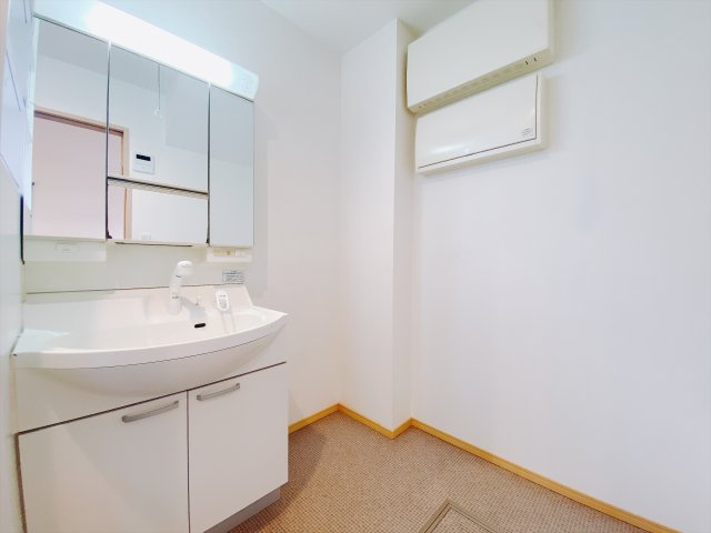 【中古戸建】前橋市荒牧町の独立洗面台|■洗面室｜ゆとりのある洗面脱衣室ではお子様と並んで歯磨きもできるので一緒に成長を楽しめます♪ひろびろとした洗面室で、朝の準備も楽しくなります☆.*