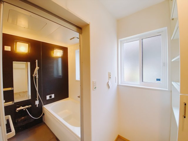 【中古戸建】前橋市荒牧町の独立洗面台|■洗面室｜洗濯機を置いてもゆとりある広さの洗面脱衣室です♪