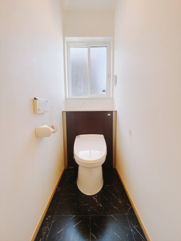 【中古戸建】前橋市荒牧町のトイレ|■トイレ｜白を基調としたトイレになってます♪窓付きなので常に綺麗を保てます♪