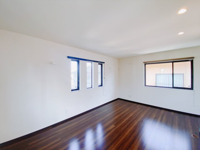 【中古戸建】前橋市荒牧町の洋室|■2階洋室｜お子様の一人部屋にピッタリな洋室。木のぬくもりを感じるフローリングは、天然木の味わいが時とともに深みを増していきます。また、傷にも強く、フリーワックスでお手入れもラクラクです♪