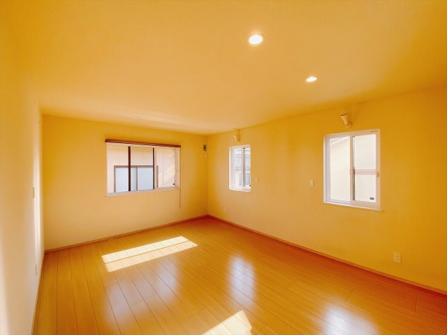 【中古戸建】前橋市荒牧町の洋室|■2階洋室｜ナチュラルカラーの床です。模様替えなどとても楽しく工夫できます♪陽当たり、風通しもとても良いので毎日快適な生活スタートです！子供部屋にも良いですね♪