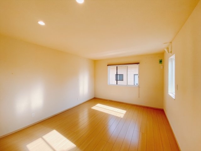 【中古戸建】前橋市荒牧町の洋室|■2階洋室｜2階洋室には大きな窓をご用意しています。日中はあたたかな日差し差し込み自分時間も充実できますね＾＾