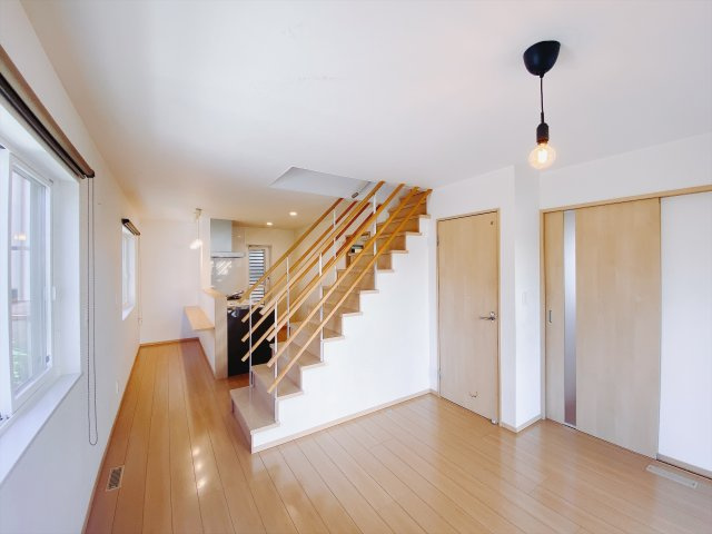 【中古戸建】前橋市荒牧町の居間・リビング|■リビング｜家族でゆったりくつろげる、居心地の良いリビング♪賃貸と違って、テレビや音楽の音を気にしなくて良いことが嬉しいですね(*＾＾*)