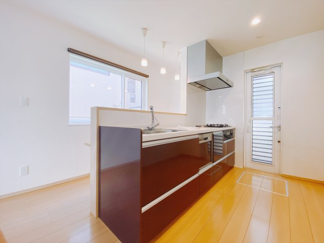 【中古戸建】前橋市荒牧町のキッチン|■キッチン｜ワークトップの幅が広く、お子様といっしょにお料理をつくったり、ちょっとしたパーティーも楽しめます。フラットなのでお掃除がしやすいのもポイントです♪