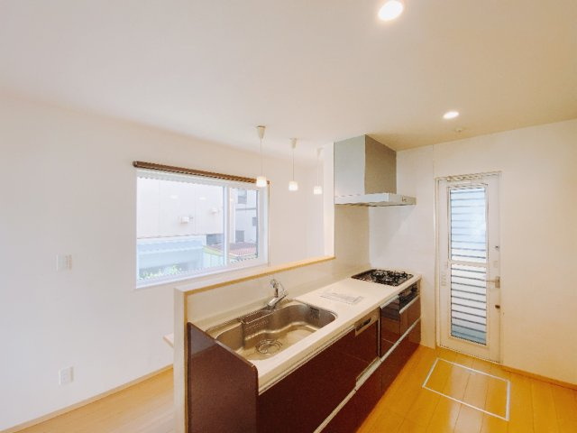 【中古戸建】前橋市荒牧町のキッチン|■キッチン｜作業がはかどる広々カウンタースペース。会話がはずむ「オープンキッチン」なので家族とのコミュニケーションも活発になります。