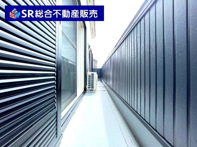 吉田4丁目中古戸建のバルコニー|3Fバルコニーは洋室2室にまたがっており、陽当たり良好で洗濯物が乾きやすいです！