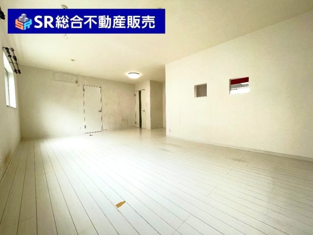 吉田4丁目中古戸建の居間・リビング|ご家族でゆったりくつろげる空間です！