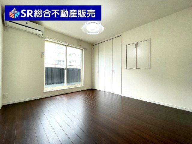 吉田4丁目中古戸建の寝室|バルコニーに面した明るい洋室です！