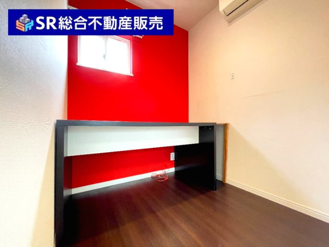 吉田4丁目中古戸建の洋室|1Fに書斎スペースがあり、リモートワークやお子様の学習スペースとしてもお使いただけます◎