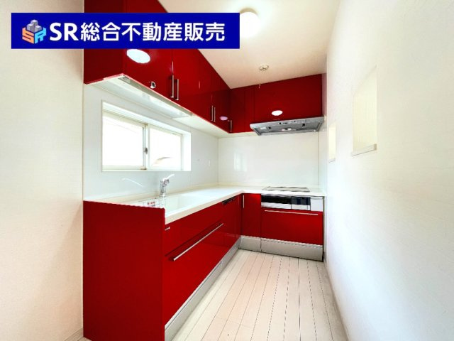 吉田4丁目中古戸建のキッチン|キッチンは独立L字型キッチン♪作業スペースが広く快適にお料理できます！