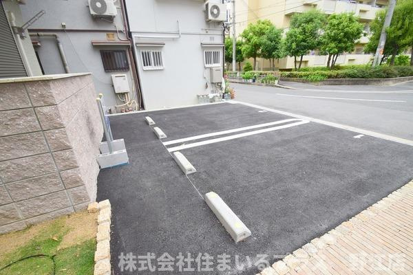 リヴェール鶴見の駐車場