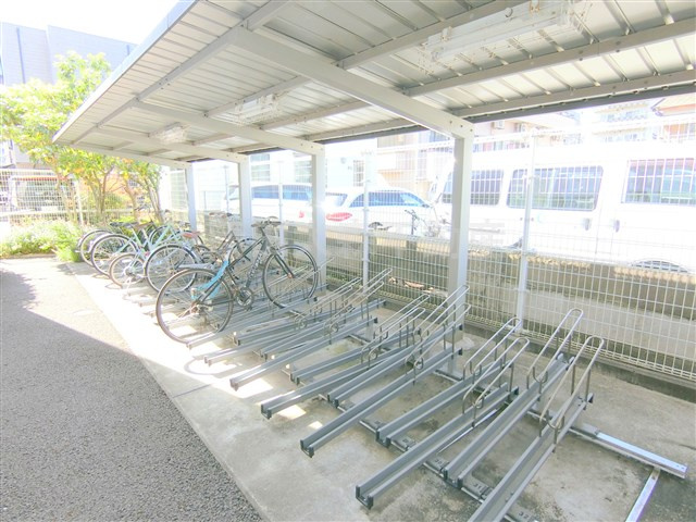 ヴェルステージ千鳥町のその他共用部分|屋根付きラック式の駐輪場