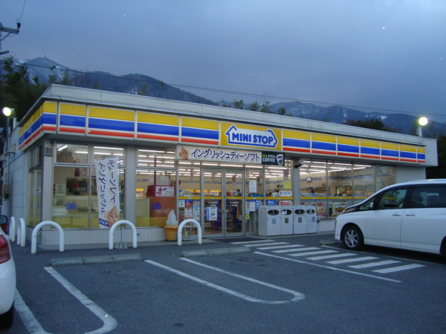 ヴィレッジバレーＫの周辺|ミニストップ養老一色店まで1,038ｍ
