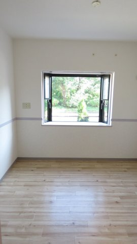 マルシュ小金井公園の洋室|5畳洋室に残置エアコンあり（故障時など、入居者様対応）