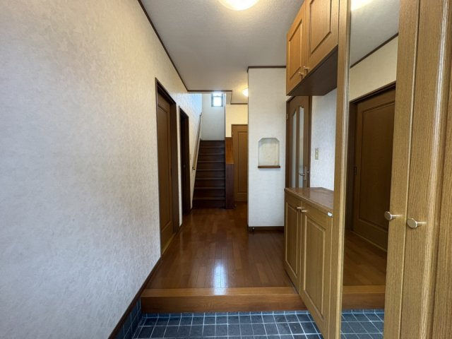 西条市玉津中古住宅【990】土地47.69坪　建物31.05坪の玄関