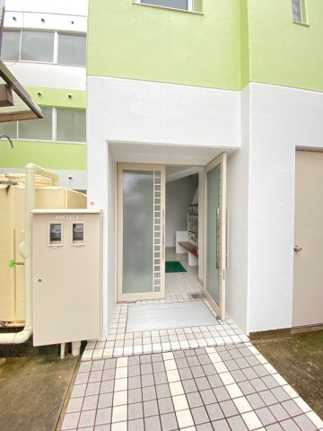 春日マンションのエントランス