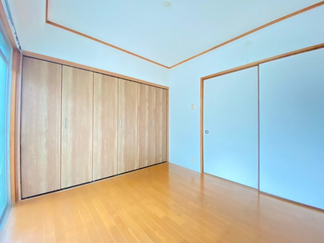 春日マンションの洋室