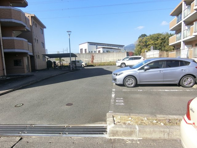タモンズハートビレッジB棟の駐車場|駐車場があるので、車を買う予定の方も安心です