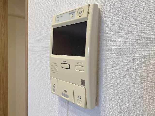 コンセールタワー所沢のセキュリティ|室内から来訪者の顔と姿をひと目で確認できる安心のTVモニター付きインターホン。防犯面にも大変優れており、小さなお子様のお留守番時や一人で過ごす時間帯でも安心して対応できる心強い設備仕様です。